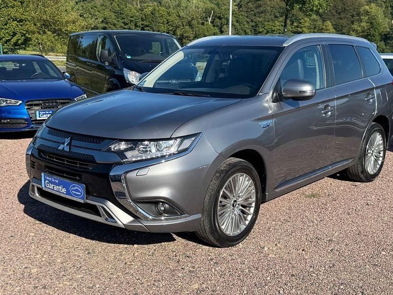 Grau Gebraucht 2020 Mitsubishi Outlander P-HEV Basis SUV | 17.950 € (Superpreis) - Bild 1/4
