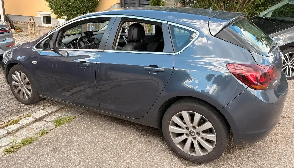 Gebraucht Opel Astra 110 PS (80 kW) 2010 Blau Kleinwagen