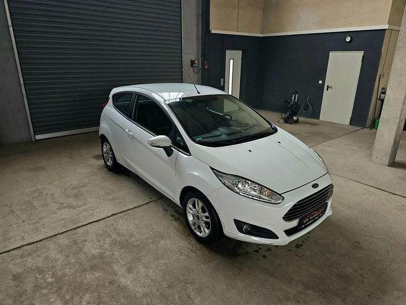 Gebraucht Ford Fiesta Trend 75 PS (55 kW) 2015 Weiß Kleinwagen