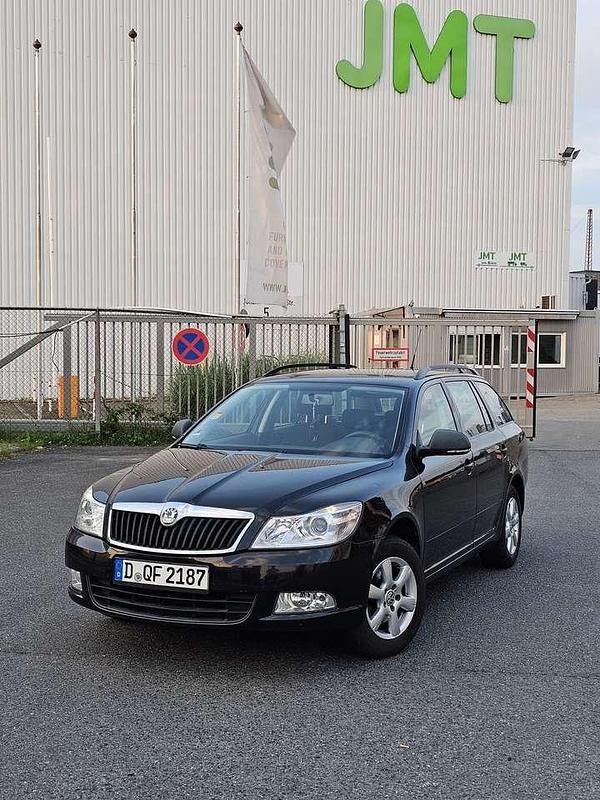 Schwarz Gebraucht 2012 Skoda Octavia Classic Kombi | 4.299 € (Guter Preis) - Bild 1/4