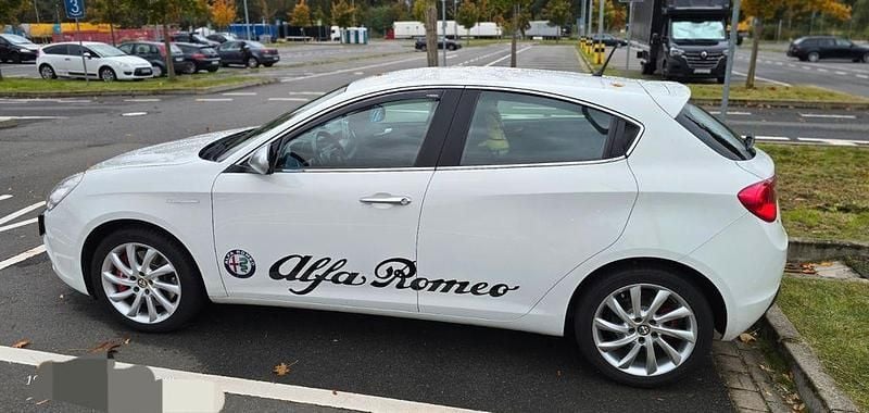 Weiß Gebraucht 2011 Alfa Romeo Giulietta Kleinwagen | 5.099 € (Guter Preis) - Bild 1/4