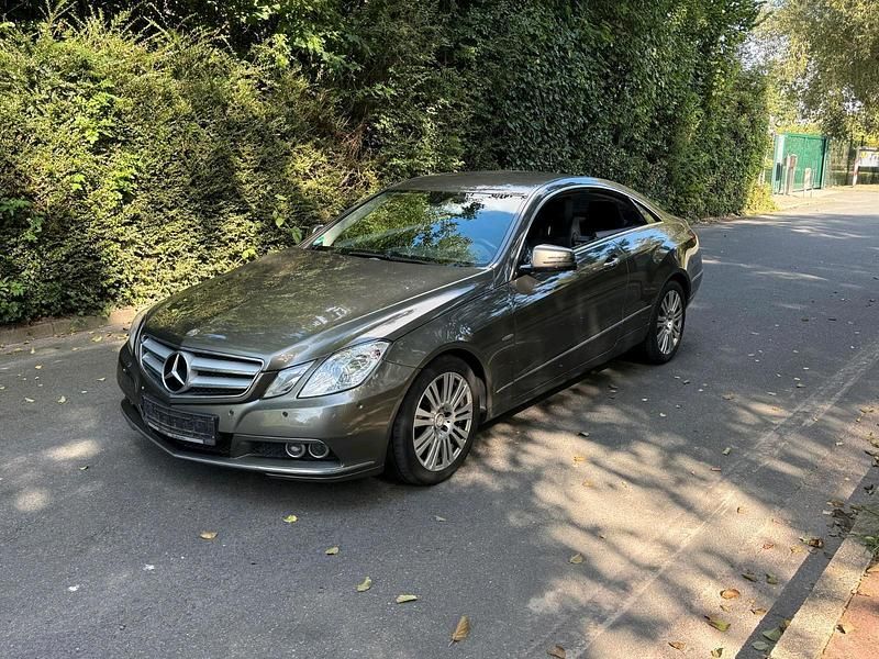 Gold Gebraucht 2010 Mercedes E200 Coupé | 4.700 € - Bild 1/4