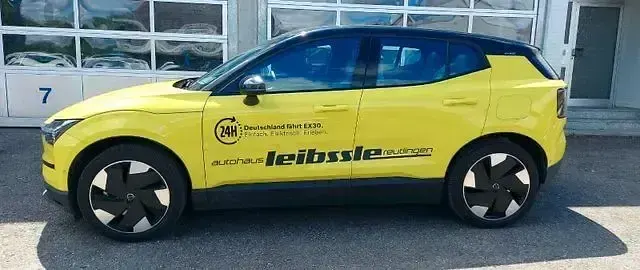 Gebraucht Volvo EX30 Performance 314 kW (428 PS) 2024 Moss yellow SUV
