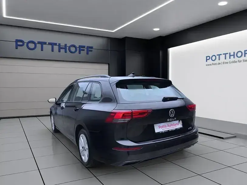 Gebraucht VW Golf VII Life 110 PS (80 kW) 2021 Schwarz Kleinwagen
