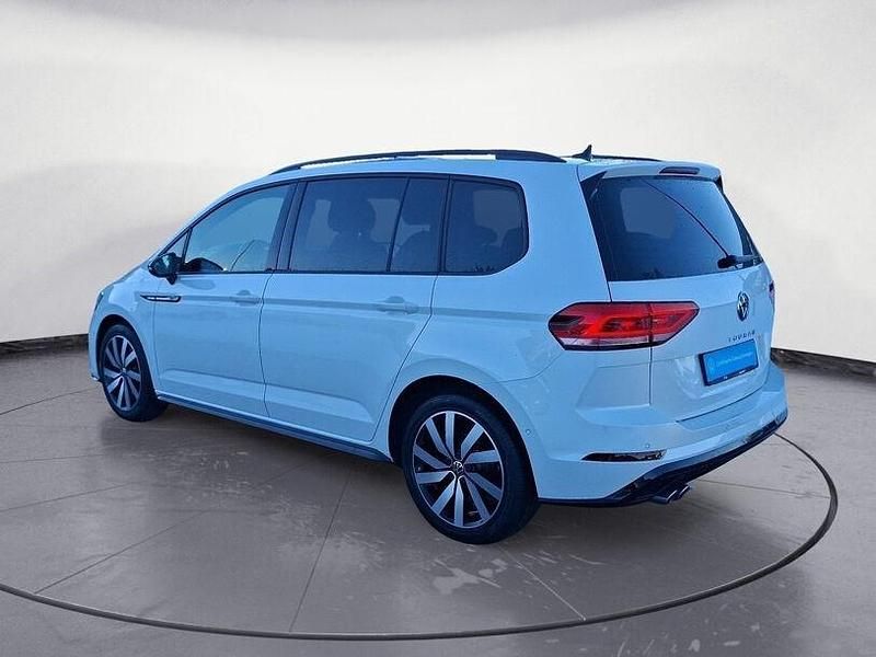 Gebraucht VW Touran Highline 150 PS (110 kW) 2024 Oryxweiß perlmutteffekt Van / Kleinbus