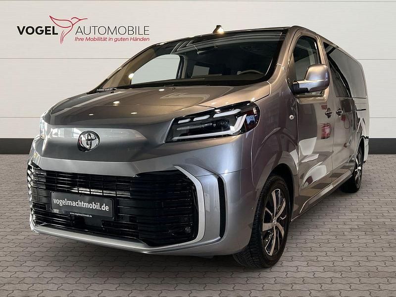 Silber Gebraucht 2024 Toyota Proace Verso Team Kombi | 44.700 € (Fairer Preis) - Bild 1/4