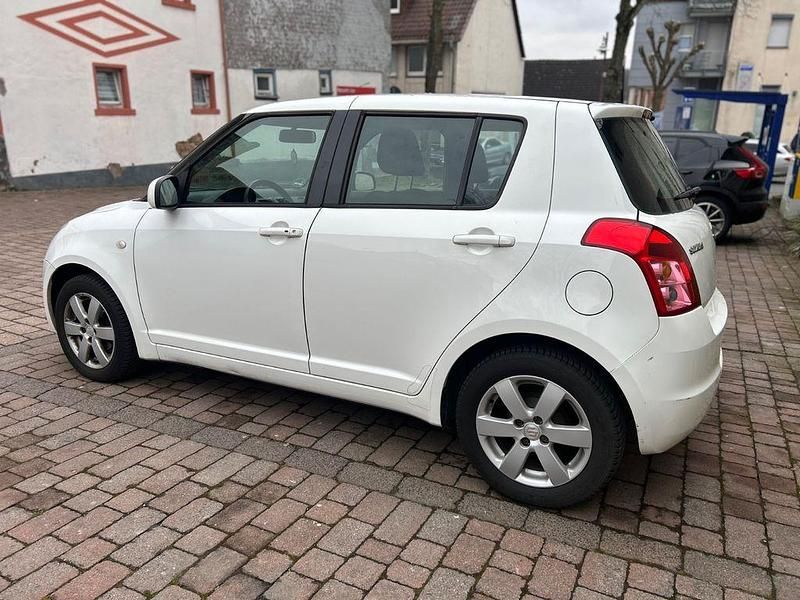 Gebraucht Suzuki Swift Club 92 PS (67 kW) 2009 Weiß Kleinwagen