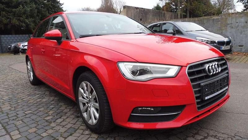 Gebraucht Audi A3 Sportback Attraction 110 PS (80 kW) 2015 Rot Kleinwagen