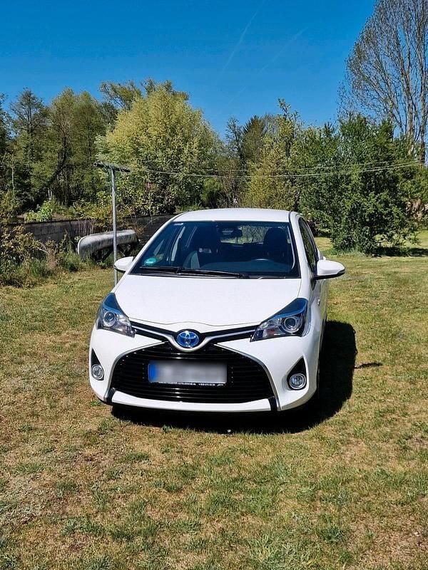 Weiß Gebraucht 2016 Toyota Yaris Hybrid Kleinwagen | 14.390 € (Etwas zu teuer) - Bild 1/4
