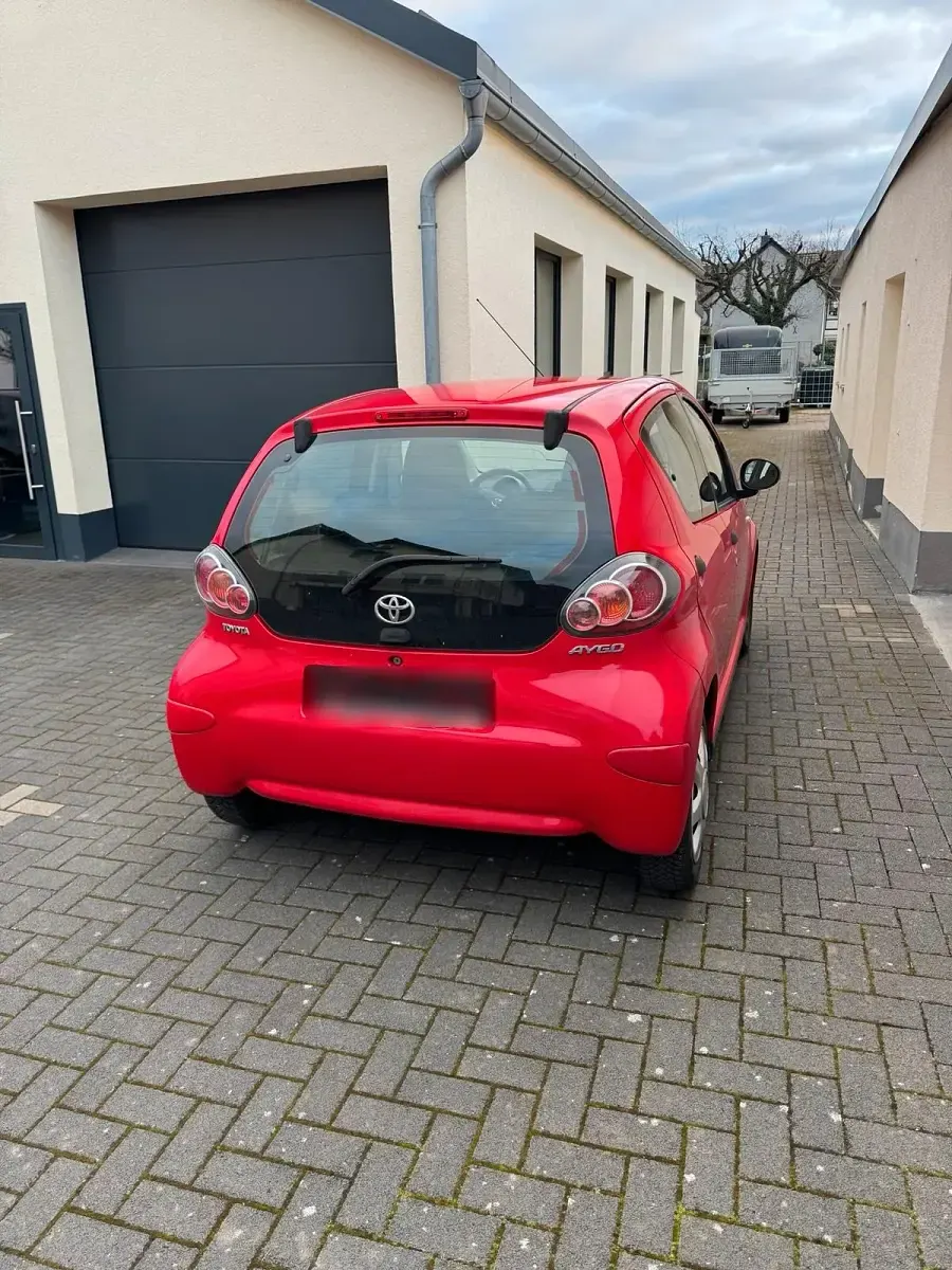 Gebraucht Toyota Aygo 68 PS (50 kW) 2012 Rot Kleinwagen