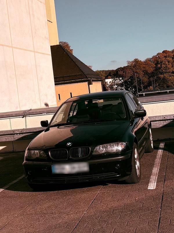 Schwarz Gebraucht 2005 BMW 318 Limousine | 1.800 € (Guter Preis) - Bild 1/4