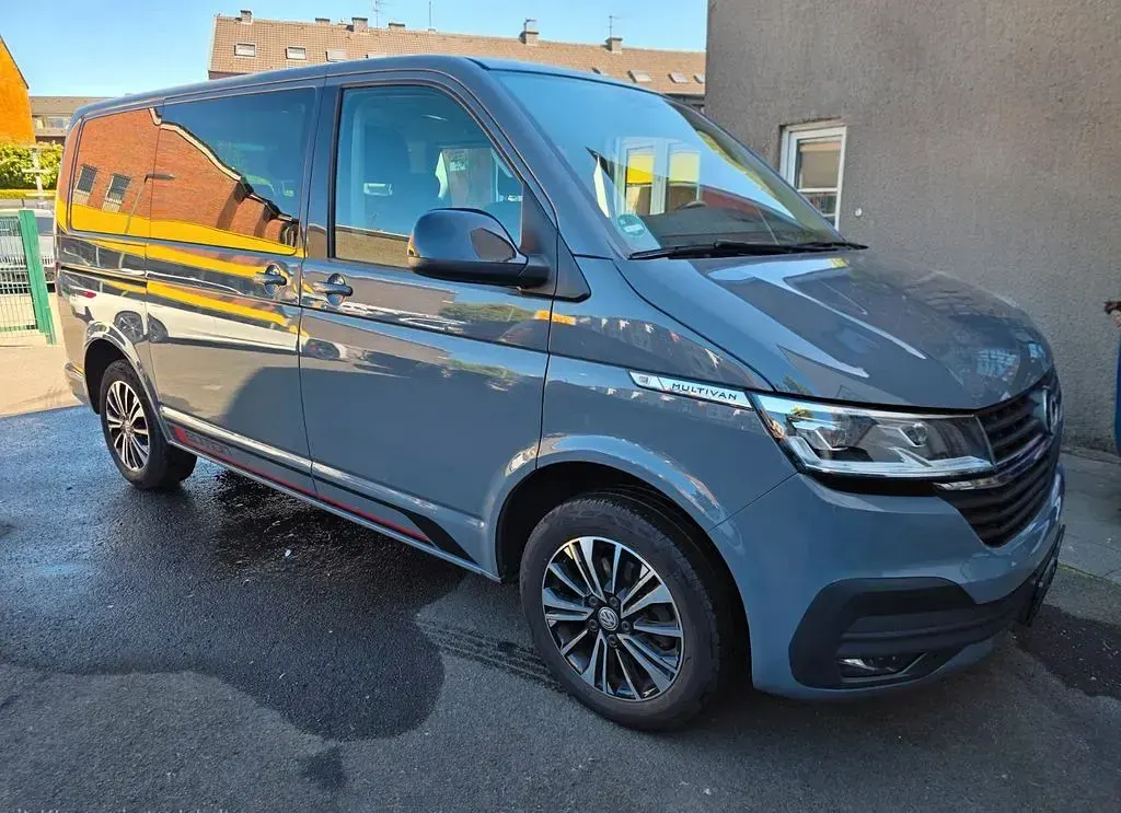 Gebraucht VW Multivan Edition 150 PS (110 kW) 2022 Grau Van / Kleinbus