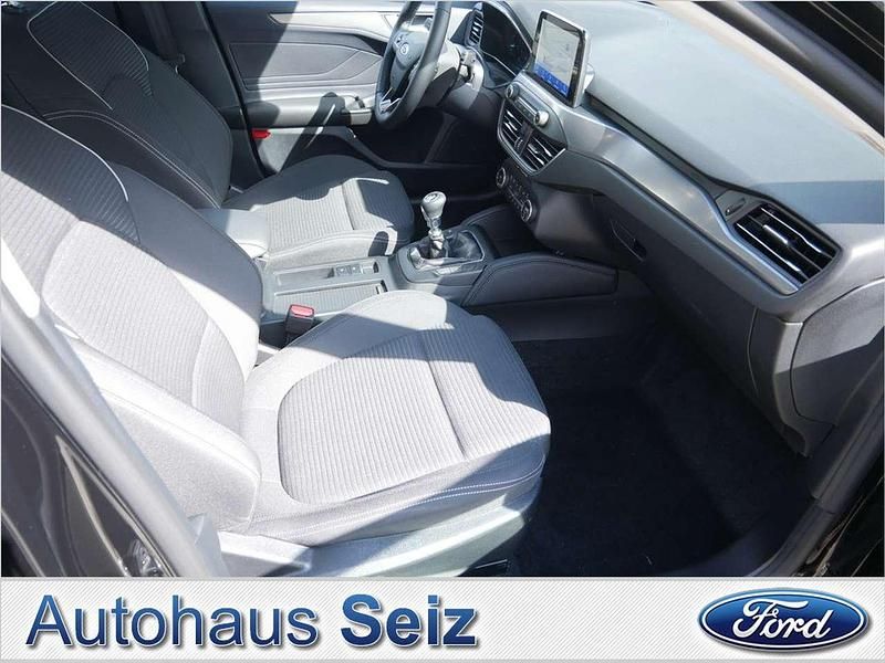 Gebraucht Ford Focus Titanium 125 PS (91 kW) 2021 Schwarz / obsidianschwarz (metallic) Kombi