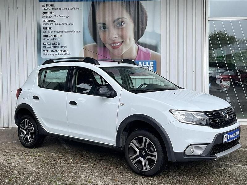 Weiß Gebraucht 2018 Dacia Sandero Celebration Kleinwagen | 11.886 € (Teuer) - Bild 1/4