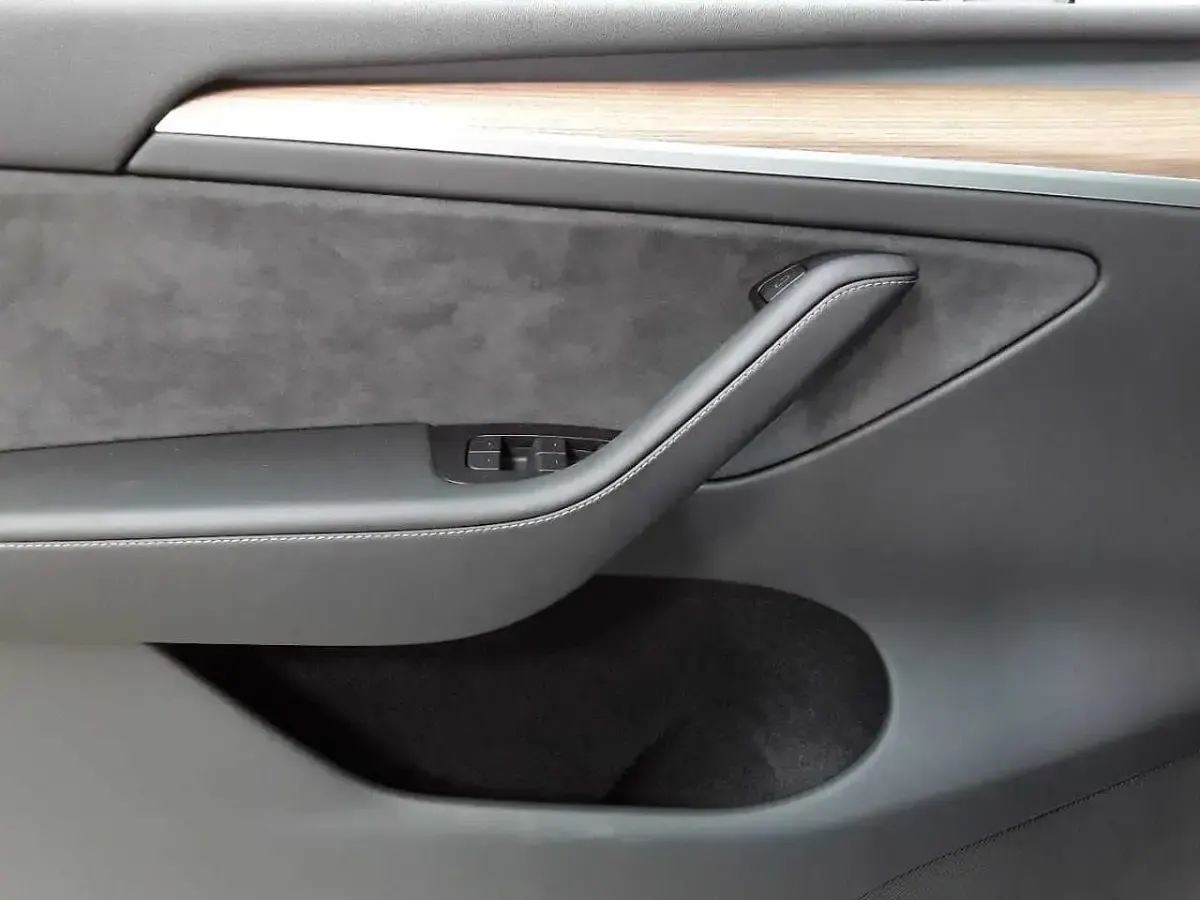 Gebraucht Tesla Model Y 378 kW (514 PS) 2023 Pearl white multicoat SUV