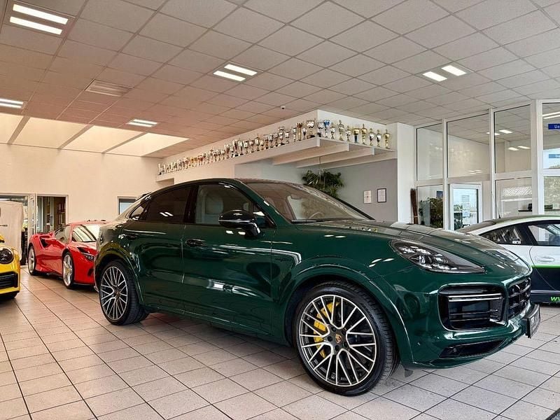 Goodwoodgrün metallic Gebraucht 2023 Porsche Cayenne Coupe Turbo S E-Hybrid Coupé | 119.850 € - Bild 1/4