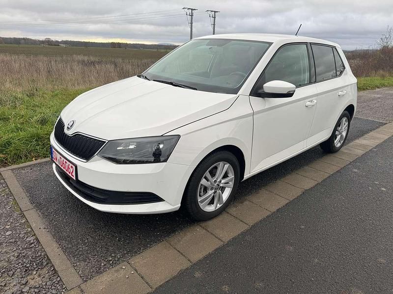 Weiß Gebraucht 2018 Skoda Fabia Ambition Limousine | 9.480 € (Fairer Preis) - Bild 1/4