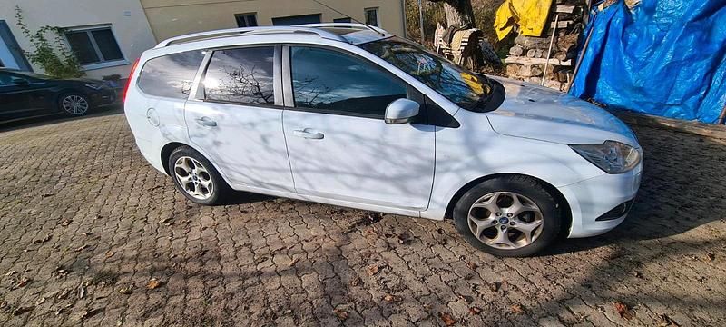 Weiß Gebraucht 2011 Ford Focus Limousine | 2.300 € (Superpreis) - Bild 1/4