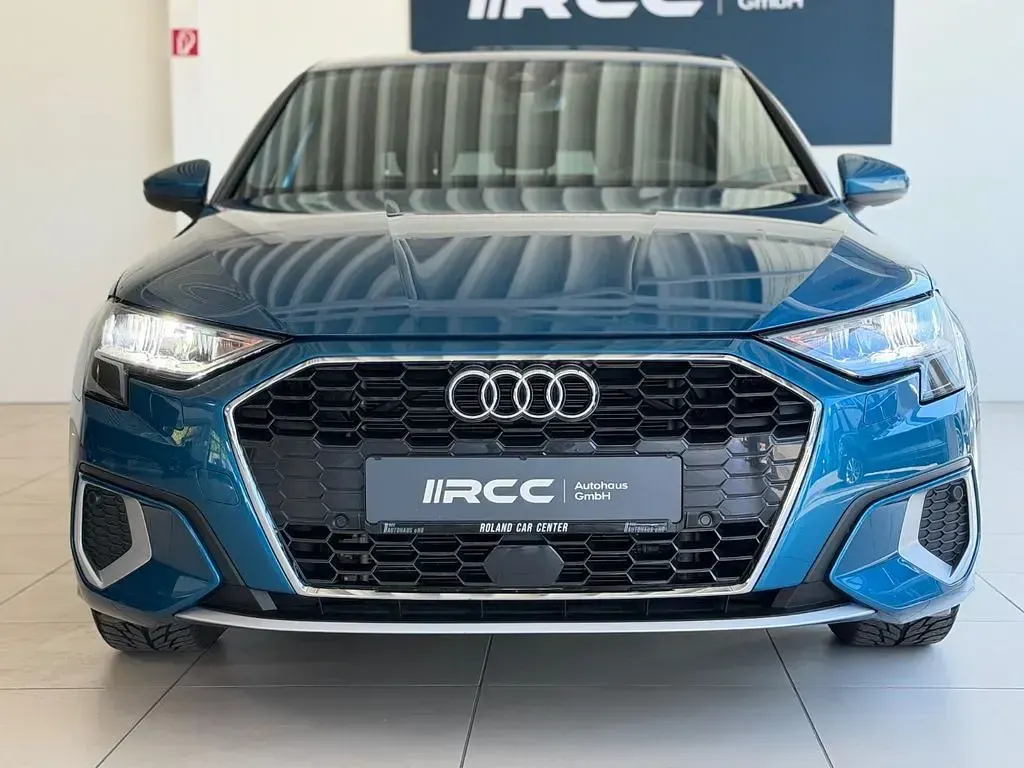 Gebraucht Audi A3 Ambiente 150 PS (110 kW) 2023 Blau Limousine