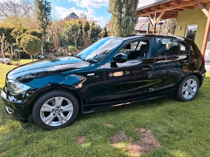 Gebraucht BMW 116 122 PS (89 kW) 2010 Schwarz Kleinwagen
