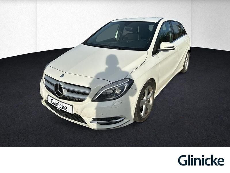 Calcitweiss Gebraucht 2014 Mercedes 200 Limousine | 11.980 € (Fairer Preis) - Bild 1/4