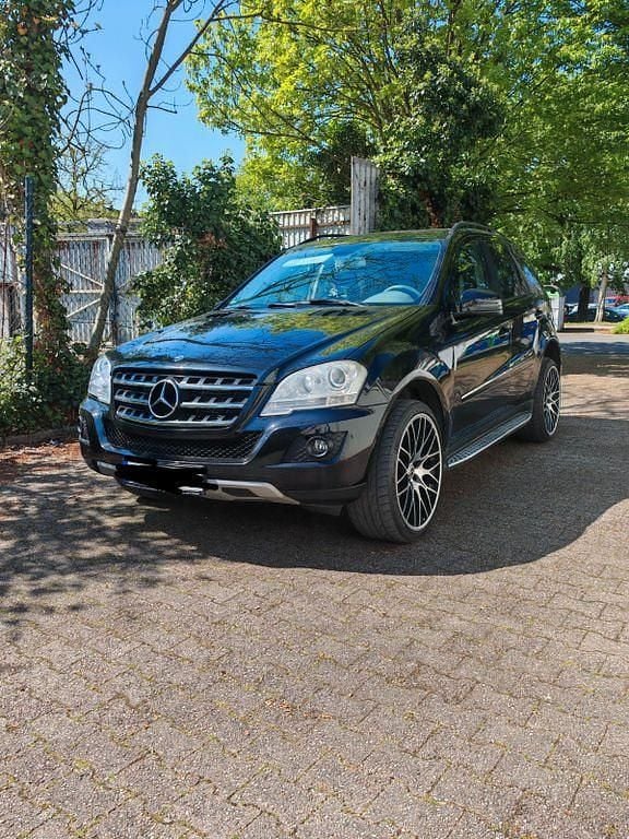 Second-hand Mercedes ML320 224 CP (164 kW) 2009 Negru SUV