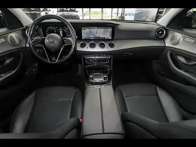 Second-hand Mercedes E300 306 CP (225 kW) 2022