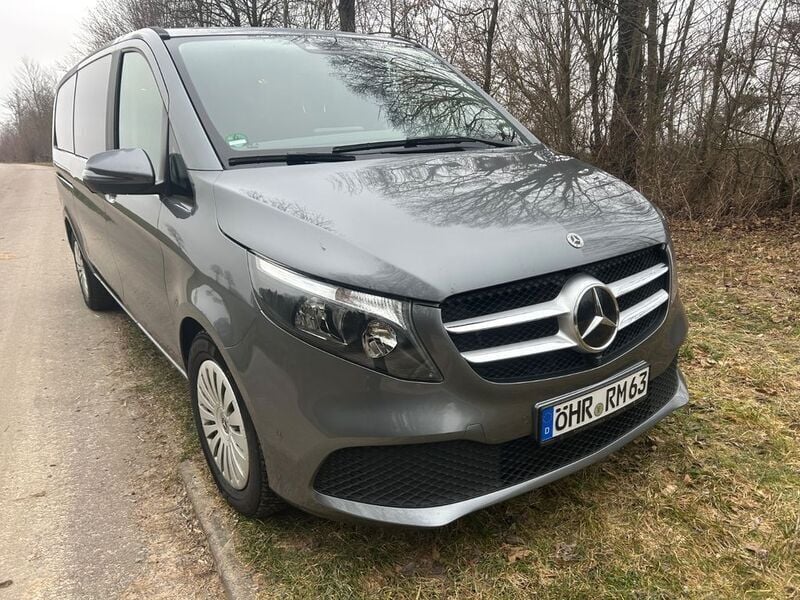 Grau Gebraucht 2022 Mercedes V250 Van / Kleinbus | 42.500 € - Bild 1/4