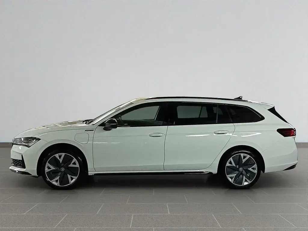 Neu Skoda Superb SportLine 204 PS (150 kW) 2025 Weiß Kombi