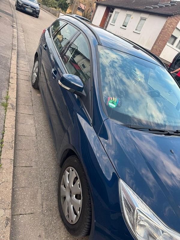 Usado Ford Focus Ambiente 101 CV (74 kW) 2014 Azul Familiar