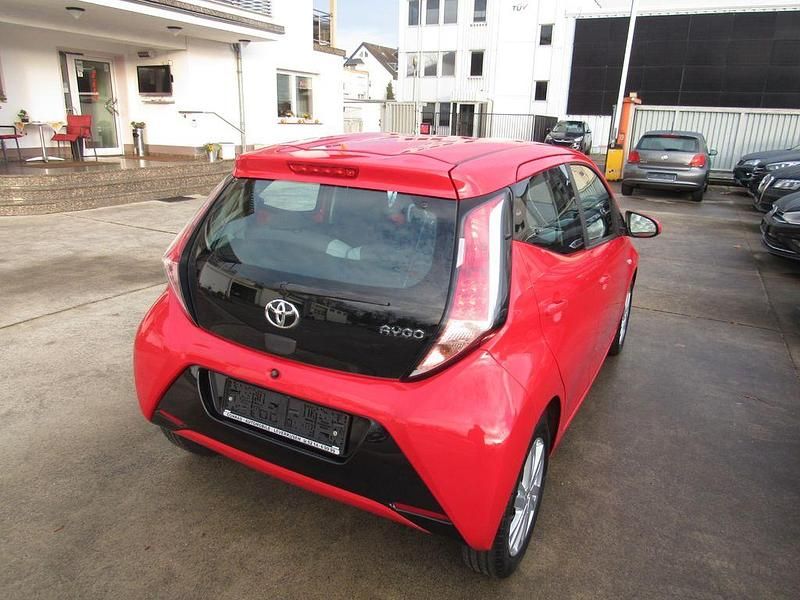 Gebraucht Toyota Aygo X-play 69 PS (50 kW) 2017 Rot Kleinwagen