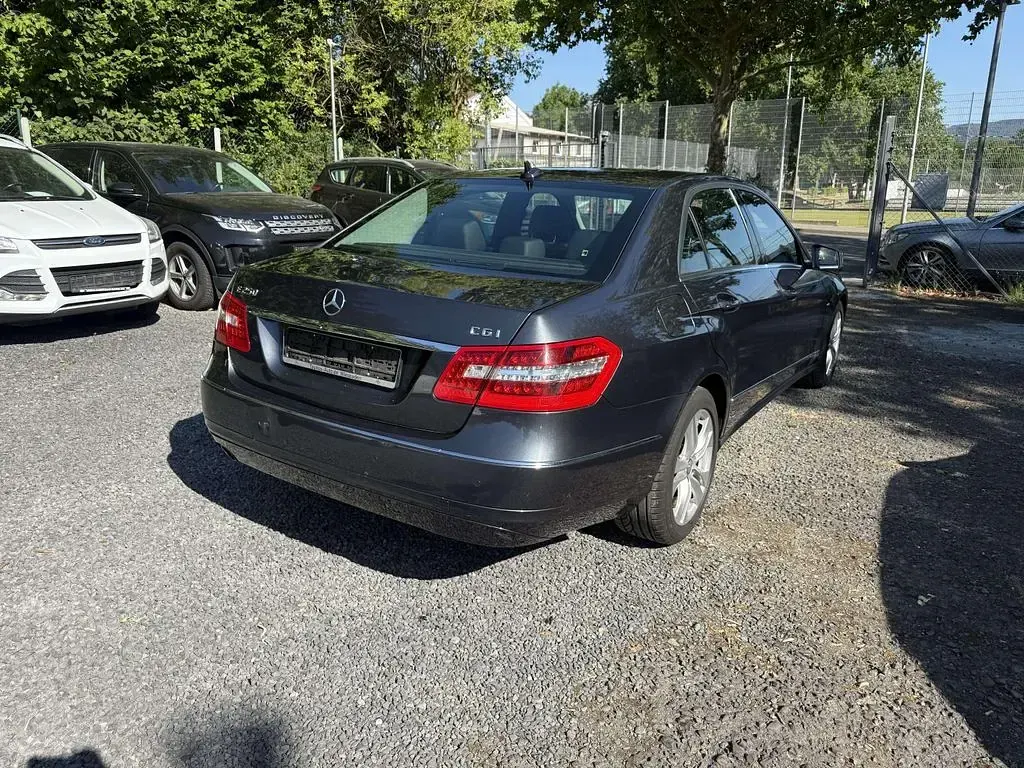 Gebraucht Mercedes E250 Avantgarde 204 PS (150 kW) 2010 Tenoritgrau  metalliclack Limousine