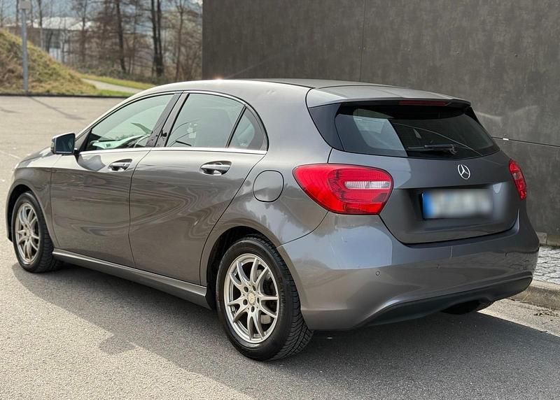 Gebraucht Mercedes A180 122 PS (89 kW) 2015 Grau Kleinwagen