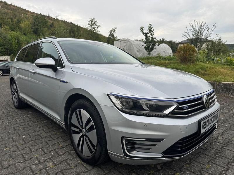 Silber Gebraucht 2017 VW Passat GTE Kombi | 13.950 € (Fairer Preis) - Bild 1/4