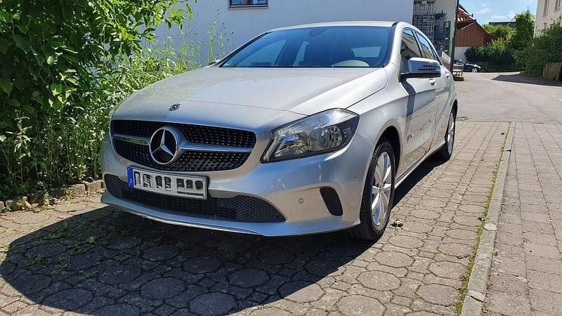 Silber Gebraucht 2017 Mercedes A180 Limousine | 13.290 € (Guter Preis) - Bild 1/4