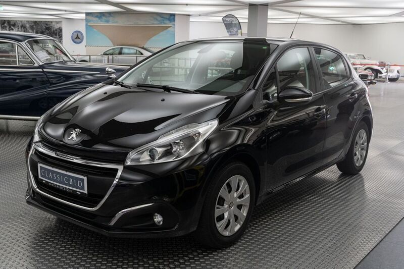 Lackierung schwarz perla nera/ Gebraucht 2016 Peugeot 208 Active Kleinwagen | 7.960 € (Fairer Preis) - Bild 1/4