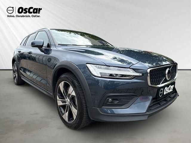 Blau Gebraucht 2023 Volvo V60 CC Ultimate Kombi | 41.970 € (Fairer Preis) - Bild 1/4