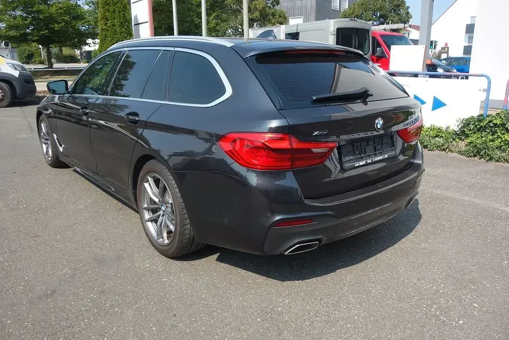 Gebraucht BMW 530 M Sport 252 PS (185 kW) 2019 Sophistograu Kombi
