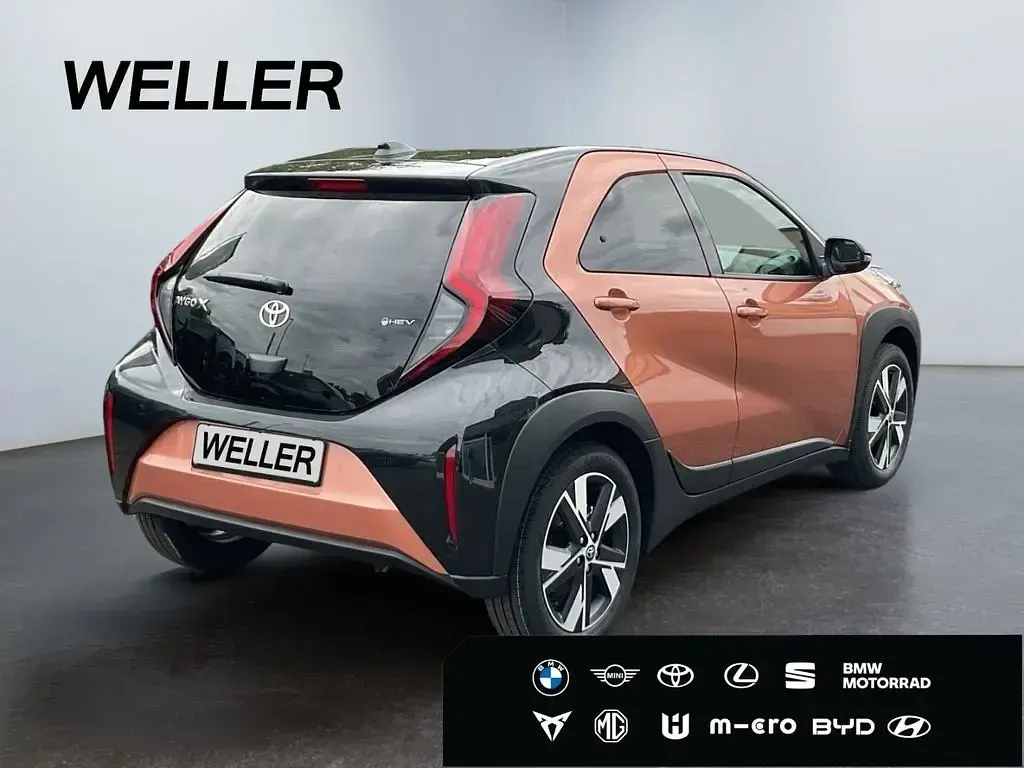 Neu Toyota Aygo X Active 117 PS (86 kW) 2026 4t4)/ black mica (209) (braun SUV