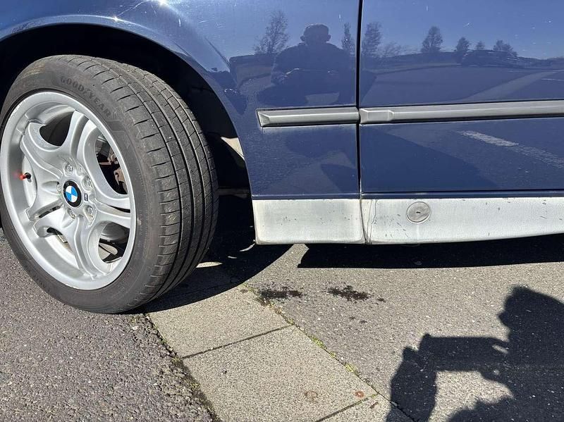 Gebraucht BMW 318 M Sport 113 PS (83 kW) 1993 Blau Limousine