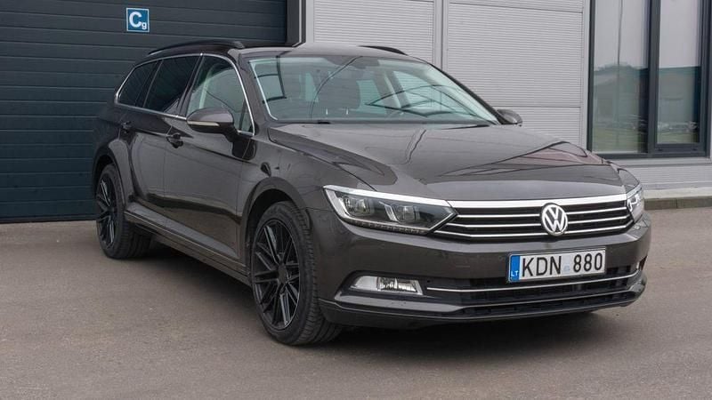 Braun Gebraucht 2017 VW Passat Kombi | 14.300 € (Superpreis) - Bild 1/4