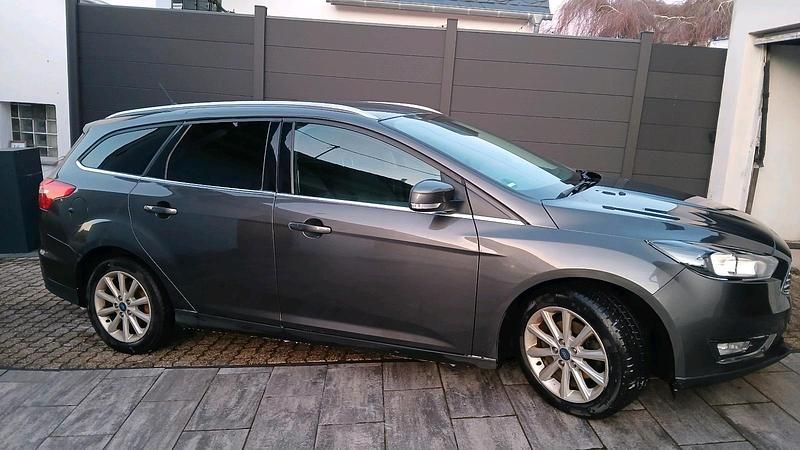 Gebraucht Ford Focus Business Edition 125 PS (91 kW) 2017 Grün Kombi
