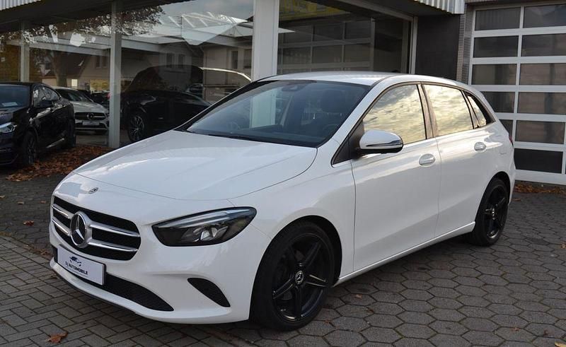 Weiß Gebraucht 2019 Mercedes B180 Van / Kleinbus | 16.900 € (Guter Preis) - Bild 1/4