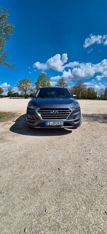Grau Gebraucht 2019 Hyundai Tucson Trend SUV | 18.400 € (Fairer Preis) - Bild 1/4