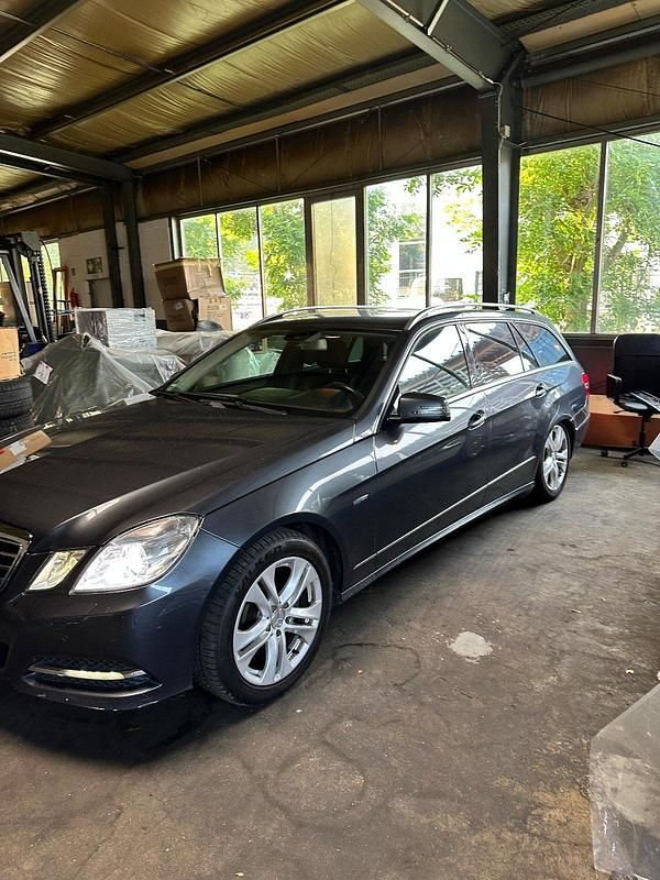 Schwarz Gebraucht 2010 Mercedes E250 Kombi | 6.400 € (Fairer Preis) - Bild 1/4