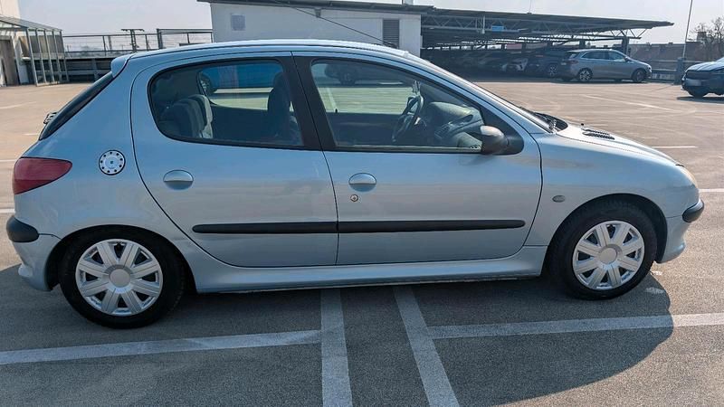 Gebraucht Peugeot 206 75 PS (55 kW) 2001 Grau Kleinwagen