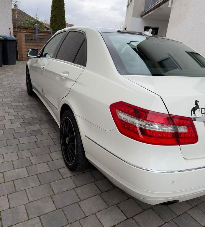 Gebraucht Mercedes E200 184 PS (135 kW) 2011 Weiß Limousine