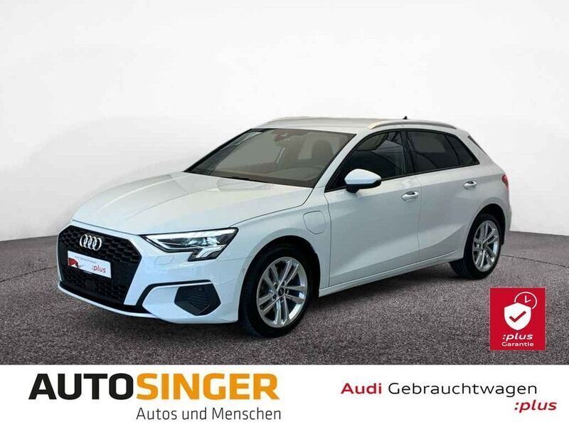 Gletscherweiß metallic Gebraucht 2023 Audi A3 Sportback e-tron Ambiente Limousine | 32.430 € (Etwas zu teuer) - Bild 1/4