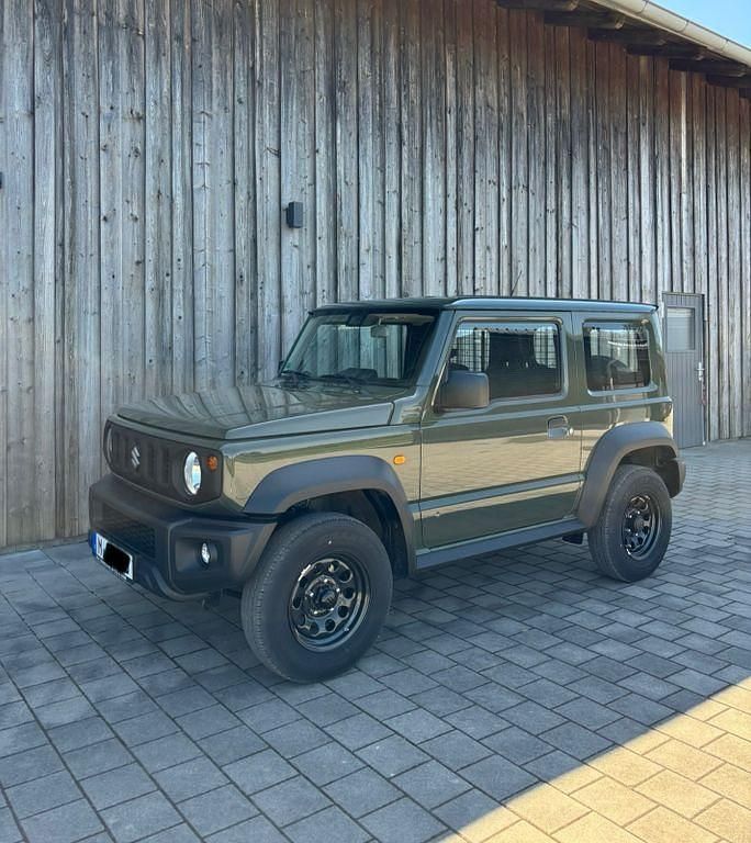 Grün Gebraucht 2022 Suzuki Jimny Comfort SUV | 28.390 € (Fairer Preis) - Bild 1/4
