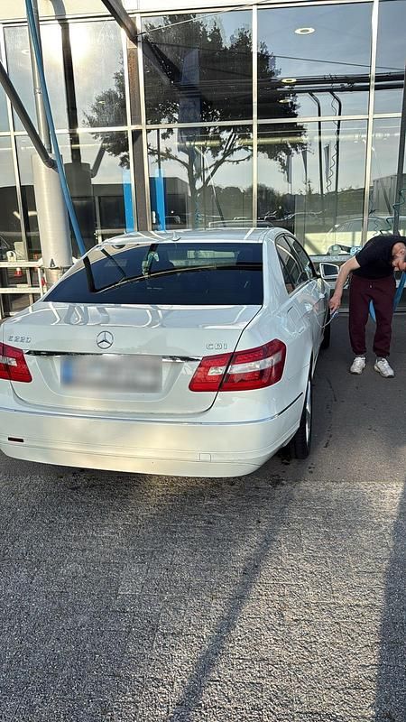 Silber Gebraucht 2010 Mercedes E220 Limousine | 7.800 € (Superpreis) - Bild 1/4